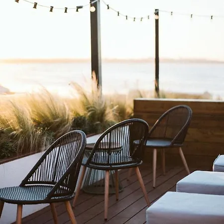 The Salty Surf & Yoga פרל