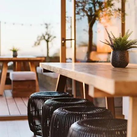 The Salty Surf & Yoga פרל