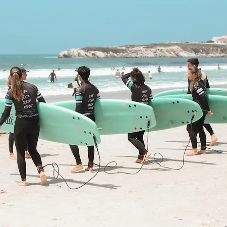 אכסניה The Salty Surf & Yoga פרל