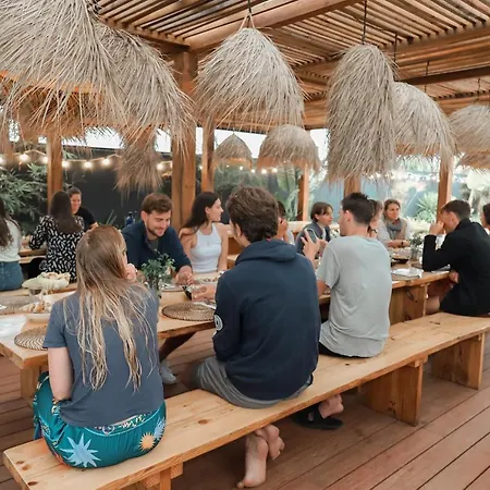 The Salty Surf & Yoga פרל