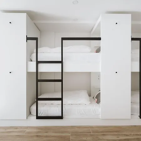 אכסניה The Salty Surf & Yoga *