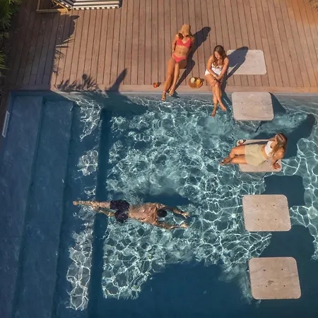 The Salty Surf & Yoga אכסניה פרל