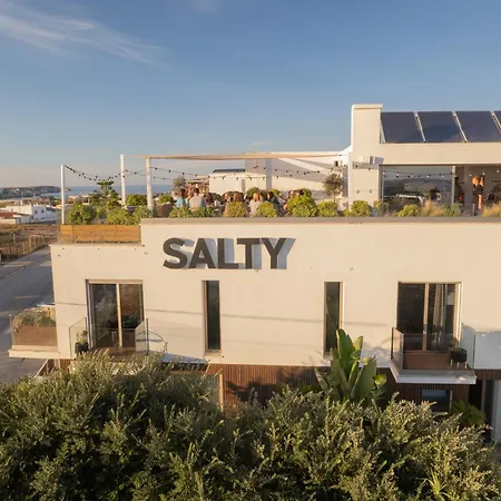 אכסניה The Salty Surf & Yoga פרל