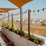 The Salty Surf & Yoga Vandrerhjem Ferrel (Leiria)
