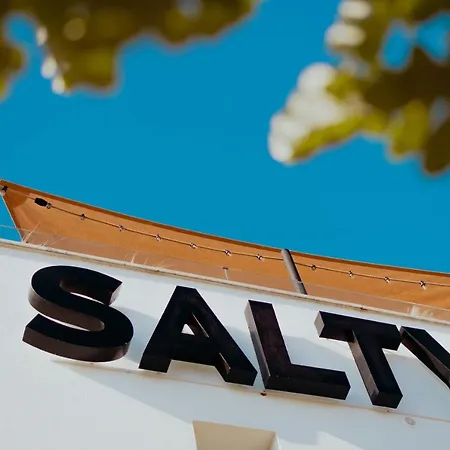 The Salty Surf & Yoga אכסניה *