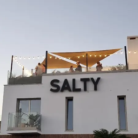 Отель The Salty Pelican Yoga & Surf Retreat