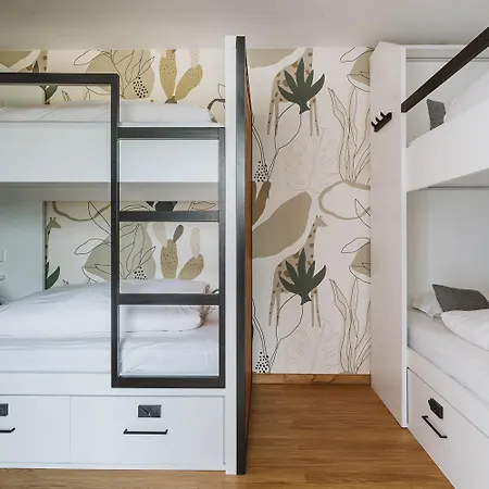 The Salty Surf & Yoga Hostel Ferrel (Leiria)