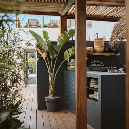 The Salty Pelican Yoga & Surf Retreat Отель Феррел