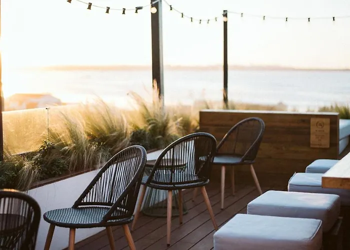 The Salty Surf & Yoga 费雷尔