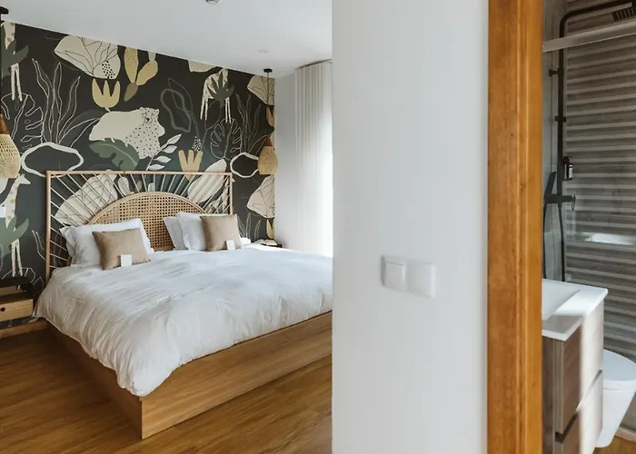 The Salty Surf & Yoga 费雷尔