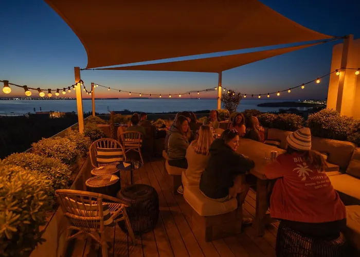 The Salty Surf & Yoga 旅馆 *